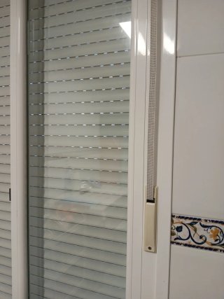 Ventana doble con persiana
