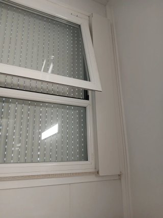 Ventana doble con persiana
