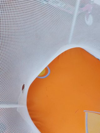 Parque infantil naranja con red