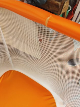 Parque infantil naranja con red