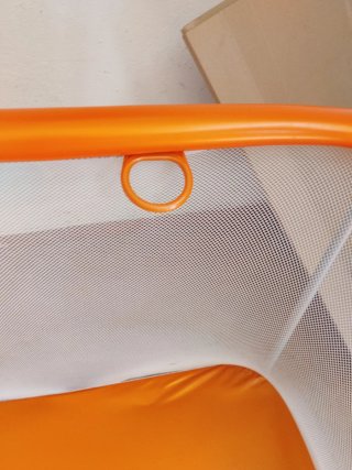Parque infantil naranja con red