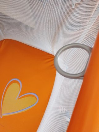 Parque infantil naranja con red