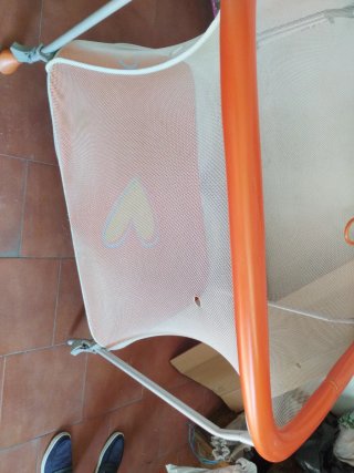 Parque infantil naranja con red