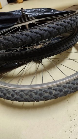 Bicicleta adult + 3 rodes recanvi
