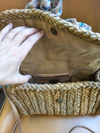 Bolso de rafia tejido con lazo floral