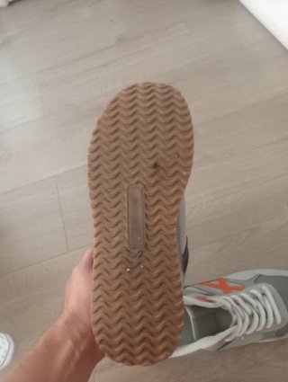 Zapatillas casual grises y naranjas