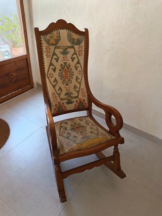 Mecedora de madera con tapicería étnica