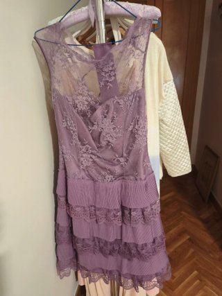 Vestido fiesta AMITIE morado encaje volantes