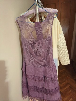 Vestido fiesta AMITIE morado encaje volantes
