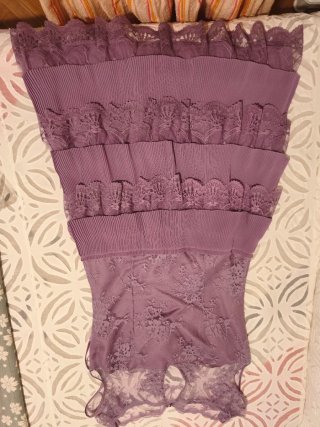 Vestido fiesta AMITIE morado encaje volantes