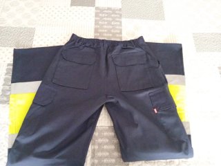 Pantalón azul oscuro con banda reflectante