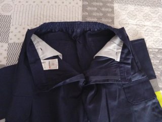 Pantalón azul oscuro con banda reflectante