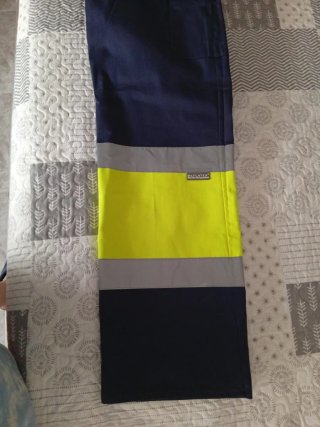 Pantalón azul oscuro con banda reflectante