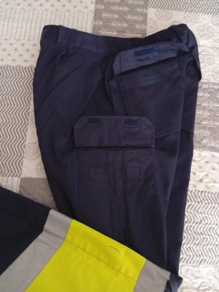 Pantalón azul oscuro con banda reflectante
