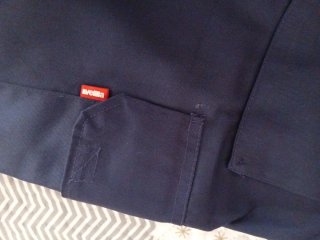Pantalón azul oscuro con banda reflectante