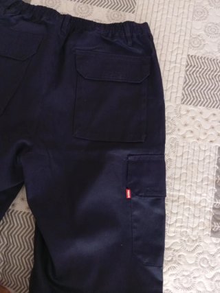 Pantalón azul oscuro con banda reflectante