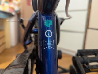 Bicicleta infantil CONOR 16" azul con ruedines.