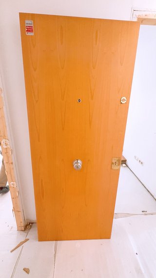 Puerta blindada madera clara 82 cm x 203 cm