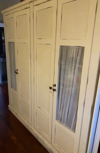 Armario de madera blanco y beig rustico