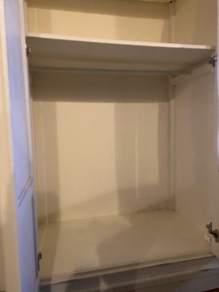 Armario de madera blanco y beig rustico