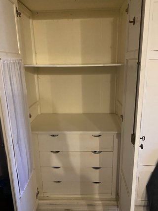 Armario de madera blanco y beig rustico