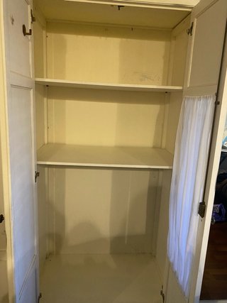 Armario de madera blanco y beig rustico