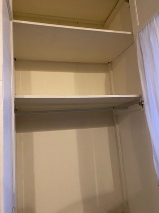 Armario de madera blanco y beig rustico