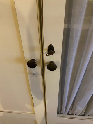 Armario de madera blanco y beig rustico