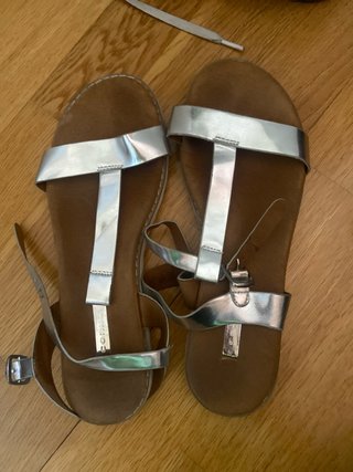 Sandalias plateadas y marrones