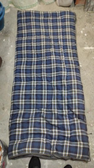 Saco de dormir a cuadros azul