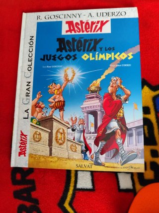 Dos libros de Astérix y uno de Tintín