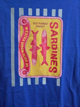 Camiseta azul con estampado de sardinas