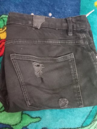 Pantalón corto vaquero negro desgastado