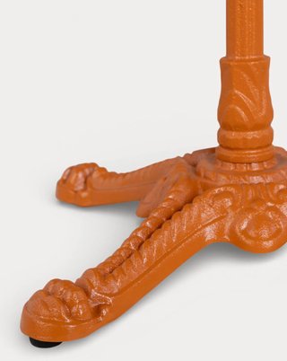 Mesa redonda de jardín naranja y beige