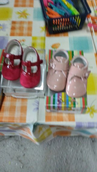 Zapatos de bebé rojos y rosas