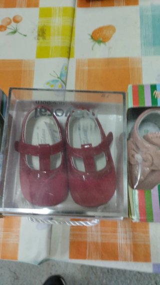 Zapatos de bebé rojos y rosas