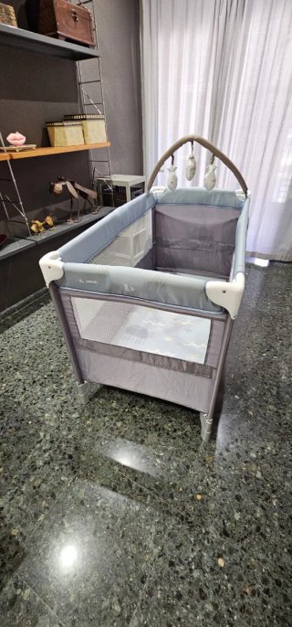Cuna de viaje para bebé  marca jane.