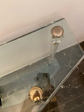 Mesa auxiliar de cristal y metacrilato