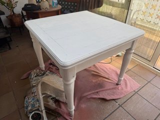 Mesa de comedor cuadrada y extensible de madera