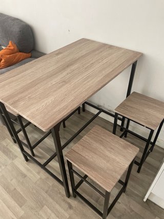 Mesa alta con 4 taburetes
