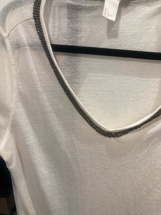 Camiseta blanca con escote pico y pedrería