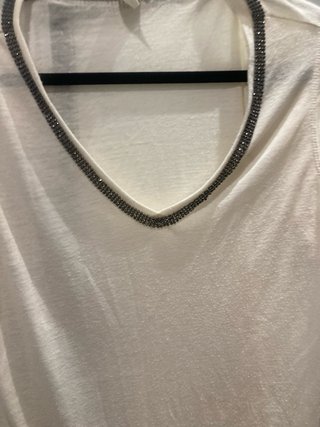 Camiseta blanca con escote pico y pedrería