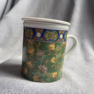 Taza de té oriental con colador