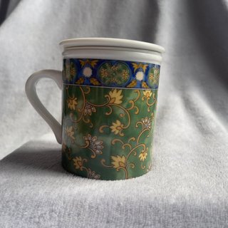 Taza de té oriental con colador
