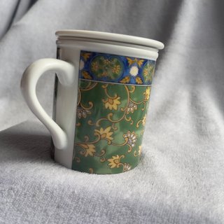 Taza de té oriental con colador