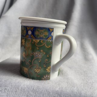 Taza de té oriental con colador