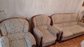 Sofá beige con estampado floral
