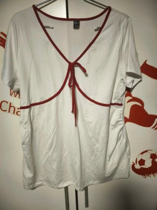 Camiseta  blanca con detalles rojos