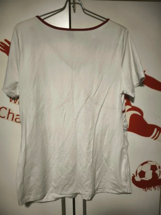 Camiseta  blanca con detalles rojos