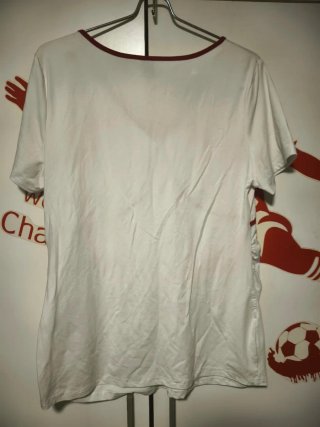 Camiseta  blanca con detalles rojos